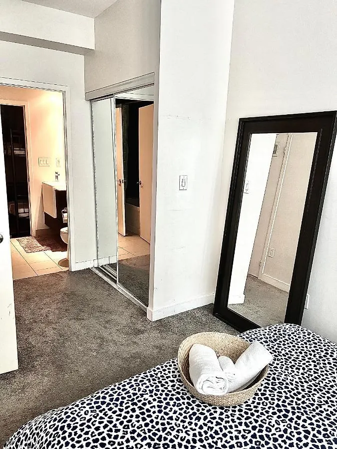 Morden Condo In The Center Of Downtown Τορόντο 0*,  Καναδάς
